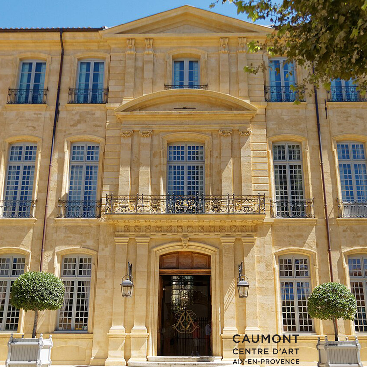 Façade principale de Caumont centre d'art à Aix-en-Provence, lieu qui a inspiré la tablette-livre Cézanne Le Chocolat de poche