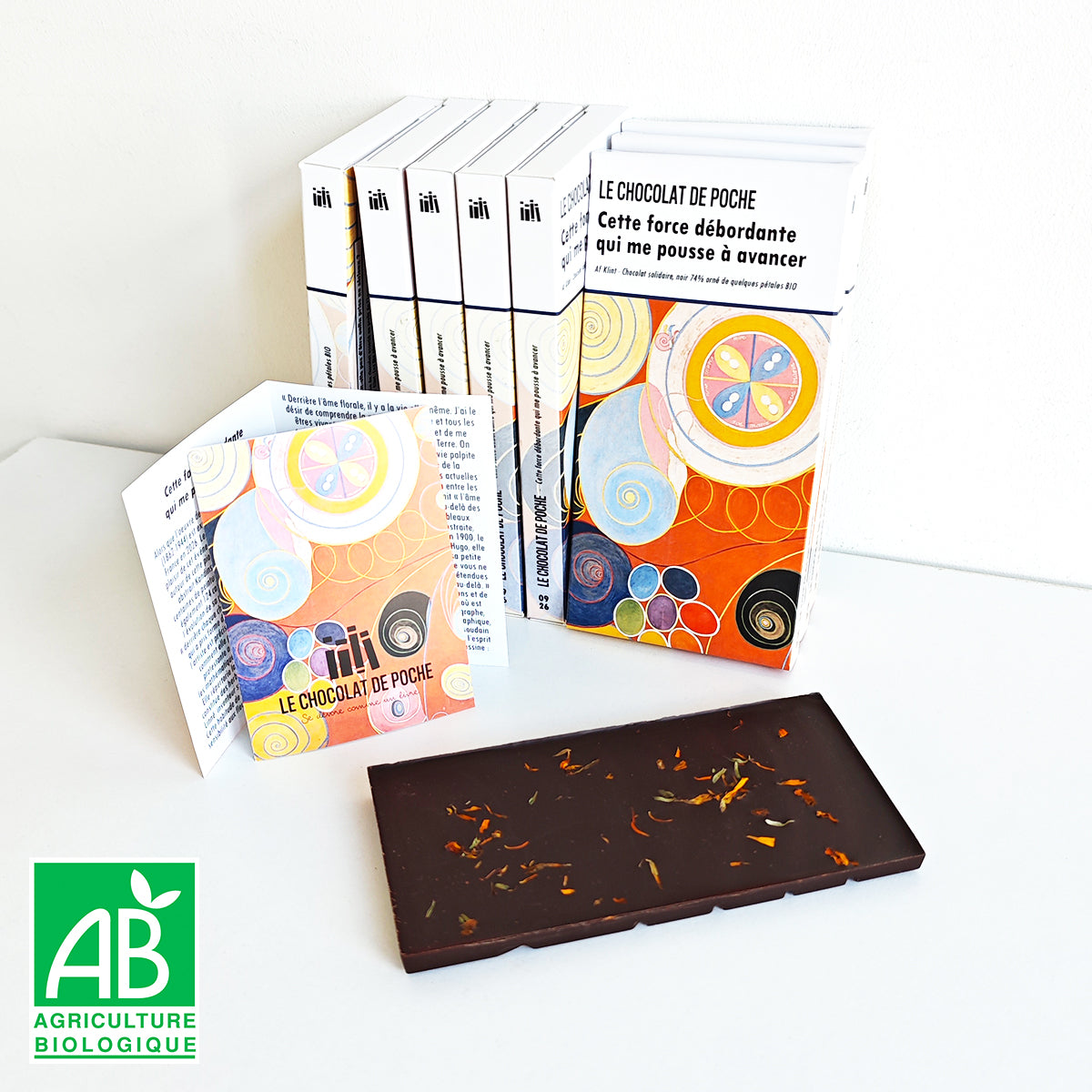 Les pétales de fleurs de souci ou calendula officinalis associés au chocolat noir 74% bio Le Chocolat de poche, hommage à l'âme des fleurs qui traverse la vie et l'oeuvre de l'artiste peintre Hilma af Klint